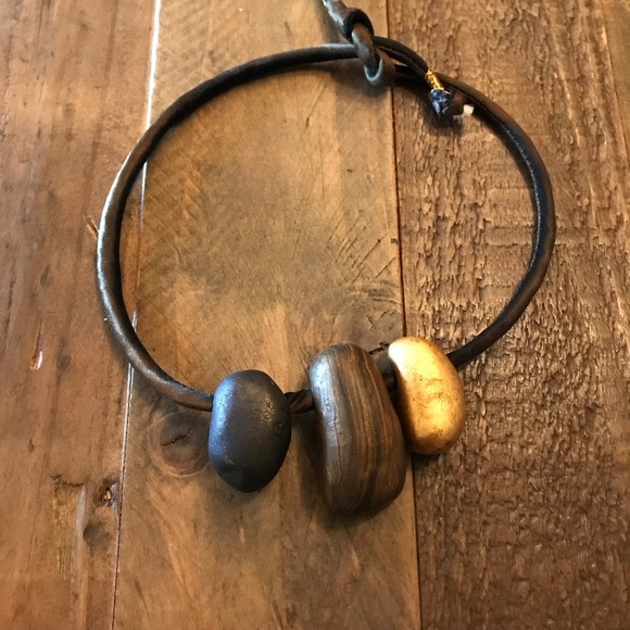 Matana Organic formed pebble necklace black & Gold - Picture 6 of 8